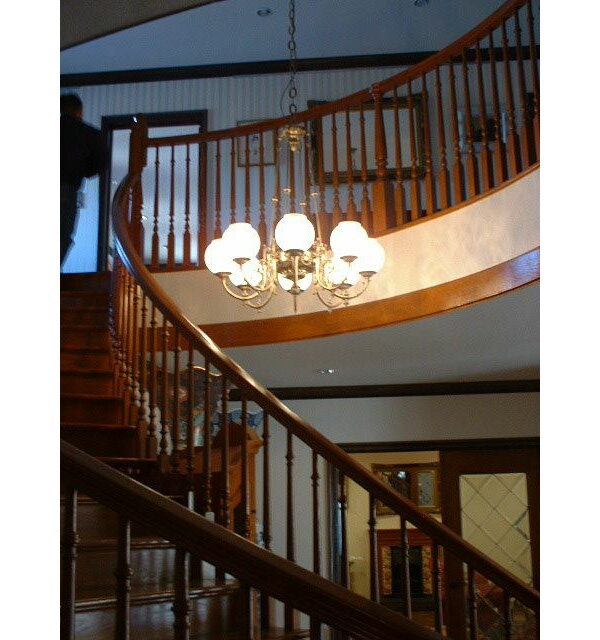 螺旋状の階段に設置した、本格的な大型クラシックデザインシャンデリア