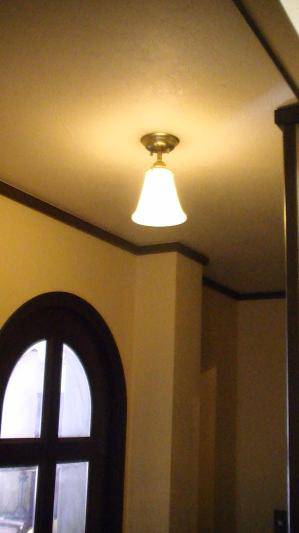 おしゃれな廊下の施工例―アンティーク風照明を廊下の明かりに
