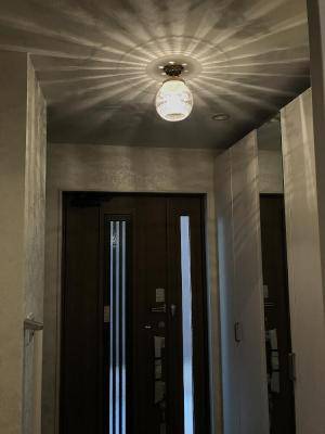 シックな雰囲気の玄関に設置したアンティーク風の天井灯。すべてが一体となっておしゃれな空間に仕上がります