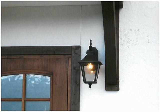 外灯EW091/Dを玄関に設置した実例