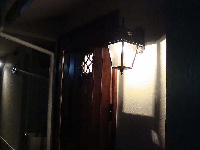 外玄関に外灯EW091/Dを設置した実例
