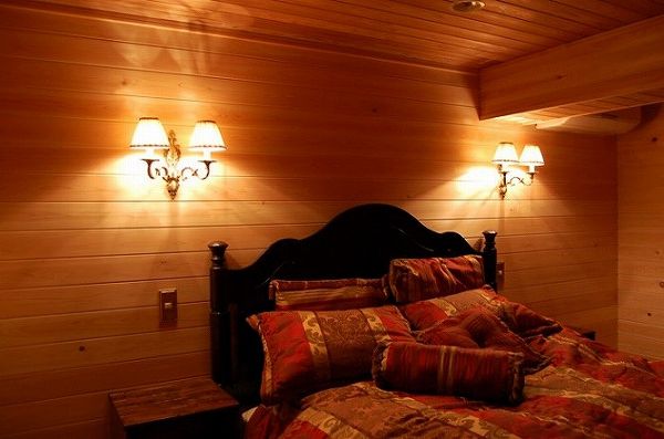 ベッドルームのブラケット照明には布シェードが被されている―寝室のおしゃれな照明実例