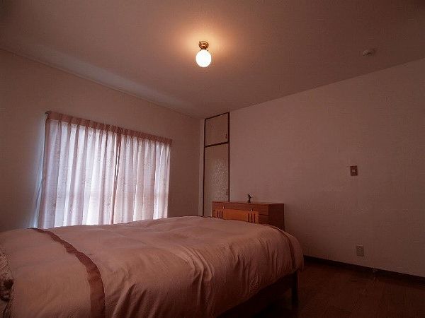 8畳の広さの寝室に、トラディショナルでおしゃれなデザインの照明が一つ。60Wです。
