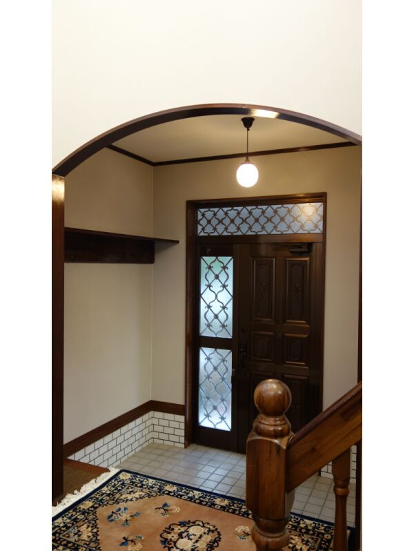 アーチ状の入り口と、細やかな装飾がクラシカルな印象で美しい玄関ホール