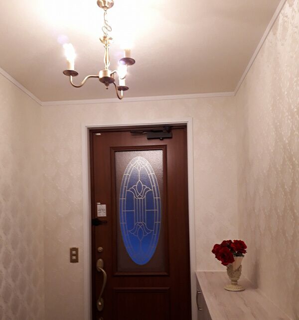 シンプルなデザインのアンティーク風シャンデリア。玄関の照明としてもご使用頂けます