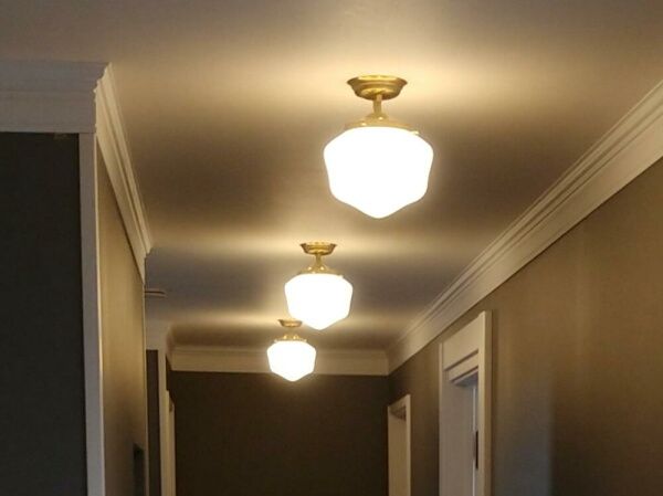 廊下の天井に設置頂いた、スクールシェードの天井灯―おしゃれなアンティーク風照明の施工例