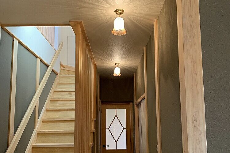 大正ロマン風を目指して設計したお家の廊下に、直付けタイプの可愛い天井灯