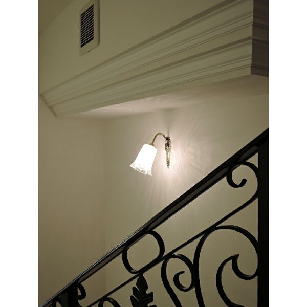 階段の壁におしゃれなアンティーク風ブラケットライトを設置。シンプルな空間の中に、上品さと気品の溢れる美しい照明が灯る。