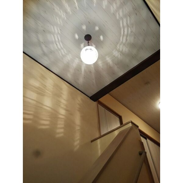 階段の天井に吊られたトラディショナルなペンダントライト