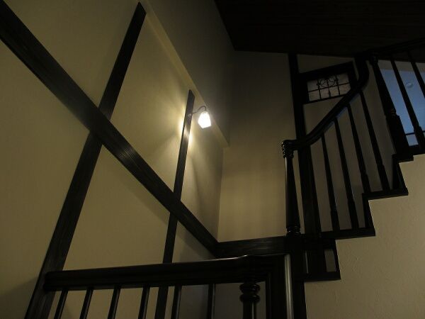 階段の照明実例。どこか和風な雰囲気の邸宅に、トラディショナルなデザインの壁照明は相性バッチリ。