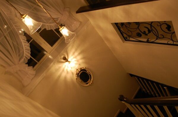 折り返し型の階段に、クリアガラスを用いたペンダントライトと壁照明を設置―おしゃれなコーディネート実例