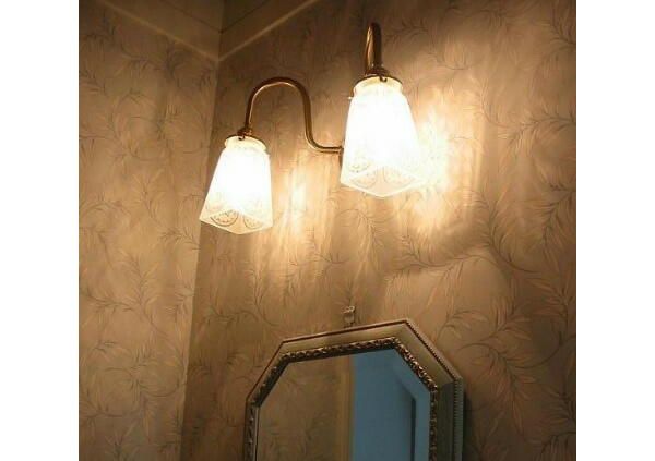 洗面所の鏡上の2灯のブラケットライト