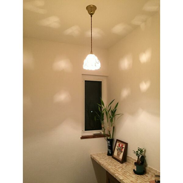 格子状の隙間から光が零れるステンドグラス―トイレのおしゃれなペンダントライト