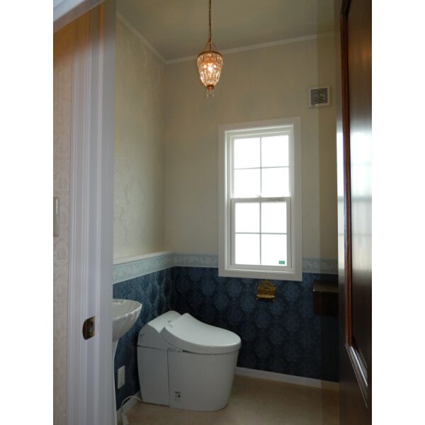 天井の高いトイレに、フルクリスタルを使用した高級感あるミニシャンデリアを1灯設置