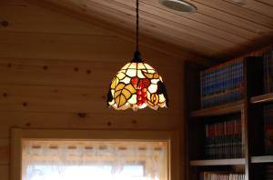 書斎のペンダントライトにステンドグラスが使われています―おしゃれな照明器具の施工例