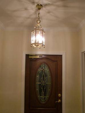 玄関照明として使用したランタンLA100/3が玄関ドアとよく合っています―おしゃれな玄関ホールの施工例