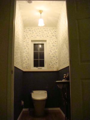 トイレ照明―シックな内装のお手洗いにペンダントライトを設置