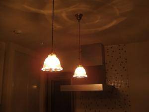 おしゃれなキッチン-少しレトロで暖かな光を放つペンダントライト（201/CLR-RJ5）を上から2本吊るしている実例