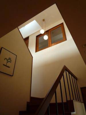 階段の2灯吊りのペンダントライトを1階から見上げた図