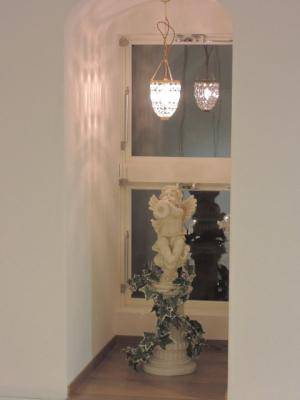 レストランの美しい白壁の窓辺に、高級クリスタルの照明器具を設置―ミニシャンデリアの施工例