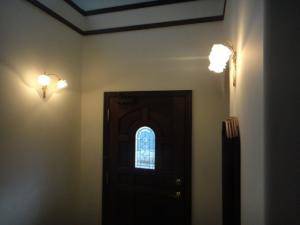 2台のリボンのブラケットライトが玄関の照明としてお客様をお出迎え