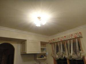 アンティーク風のキッチン照明PB615/3+352E/SATは天井に映りこむ光の模様が綺麗