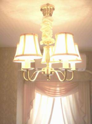 プリンセス調でおしゃれな寝室のシャンデリア-PB801/5+104/BGE