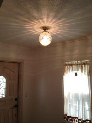 玄関ホールの照明に使われてレトロな印象を与える天井灯PB394+108E/COG