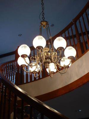 本格的なクラシック邸宅の階段に設置頂いたシャンデリア（吹き抜け）―PB1166/8