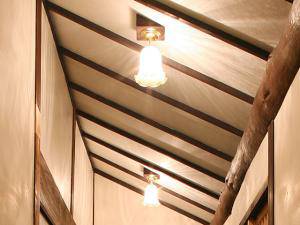 廊下の傾斜天井に工夫を凝らし設置した天井灯。アンティーク風のデザインでおしゃれです