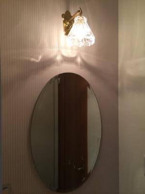 洗面所の鏡の上につけたブラケットライトwb251+477clr