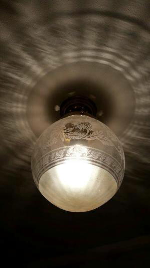 天井灯PB394-108E/COG―トイレ照明に、球形で大振りのエッチングガラスを用いたシーリングライトを設置