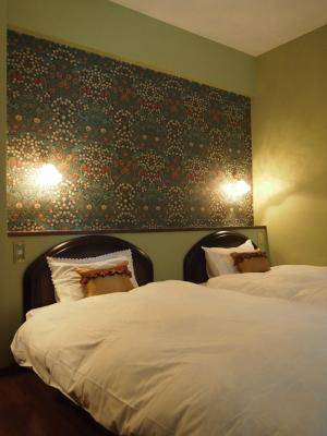 まるでホテルのようにおしゃれな寝室の壁照明―WF323+352E/SAT