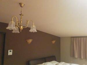 寝室照明PB441/3+352E/SATを、ベッドから少し離れた位置に設置