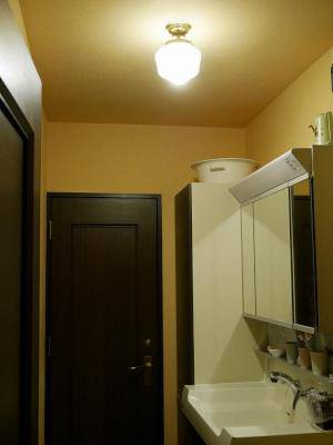 洗面所の照明はシンプルな天井灯182mat-pb394