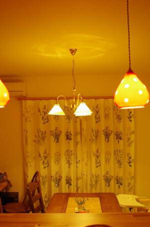 食卓の上に吊るされた3灯のシャンデリア照明－PB241/3/Z+100S/IVO