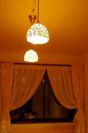 あたたかな光が特徴のステンドグラスのペンダントライト―おしゃれで可愛いベッドルームの照明器具