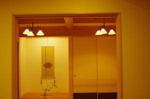 暖かな光で和室を照らします―ヨーロッパのアンティーク風照明と日本伝統の家屋のコラボレーション