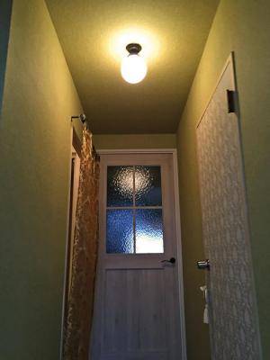 玄関照明としてアンティーク調でシンプルな天井灯106/MAT-PB393/Zを設置。素敵な色遣いの内装を引き立てます