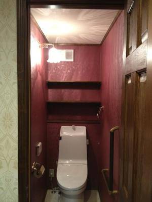 すてきな赤い壁のトイレに設置された、おしゃれなアンティーク調のブラケットライトWB251+361E/SAT