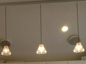 アイランドキッチン照明－クリアなガラスを使ったおしゃれなペンダントライト