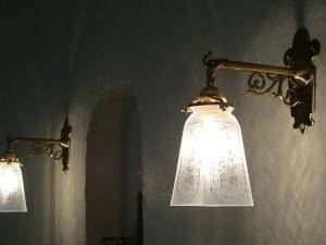 真鍮製の灯具とエッチング模様が美しいガラスを組み合わせた、本格的なクラシックデザインのおしゃれなブラケットライト―廊下のおしゃれな照明器具