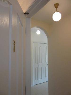 柔らかなアーチ天井の向こう側にも揃いの天井灯―おしゃれな廊下に設置頂いたアンティーク風シーリングライト