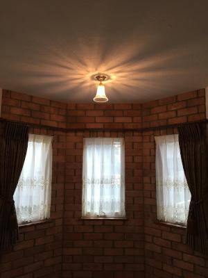 クラシカルなレンガ造りのホールに設置した天井灯―カットガラスのおしゃれな照明