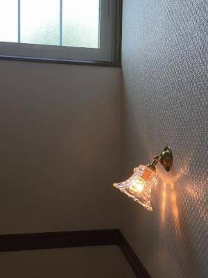 階段照明に使われた、おしゃれで可愛い小さな壁照明―WB235+475/CLR