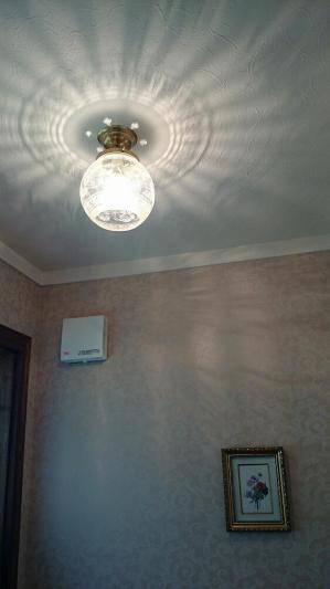 おしゃれなトイレの照明施工例-天井に映りこむ影が美しい