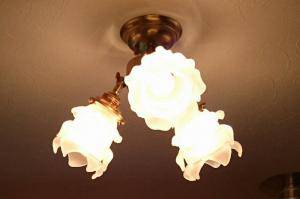 洗面所の照明として天井にトラディショナルでアンティークなpb615/3+235/satの天井灯