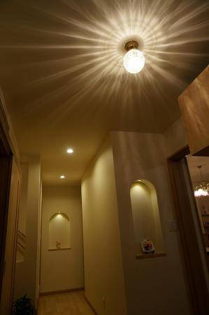 玄関ホールの照明としてアンティーク調の天井灯106E/SAT-PB393