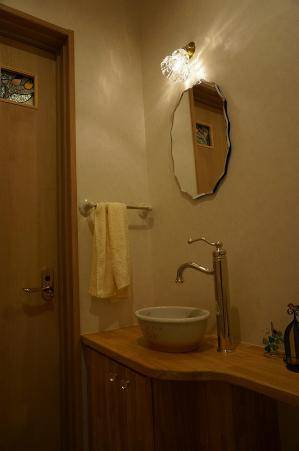 トイレ照明－ミラーの上の可愛いブラケットライトの施工例