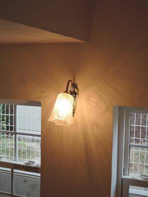 階段のおしゃれな照明―エッチングガラスから美しい光の模様が壁に広がります